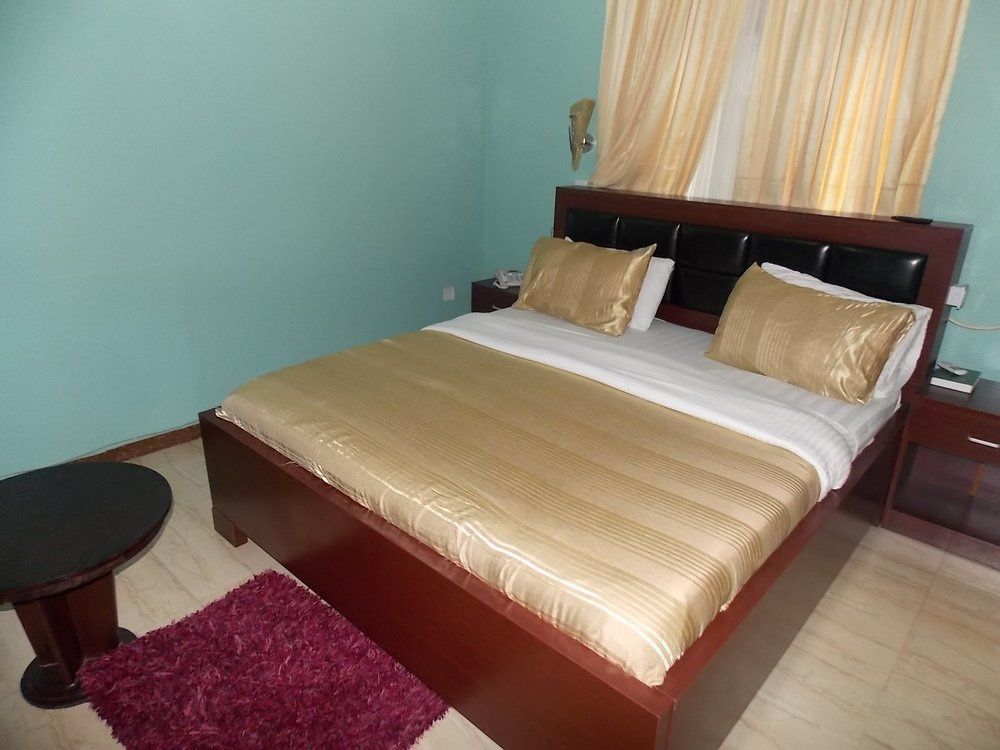 Dublina Suites Festac Town Buitenkant foto