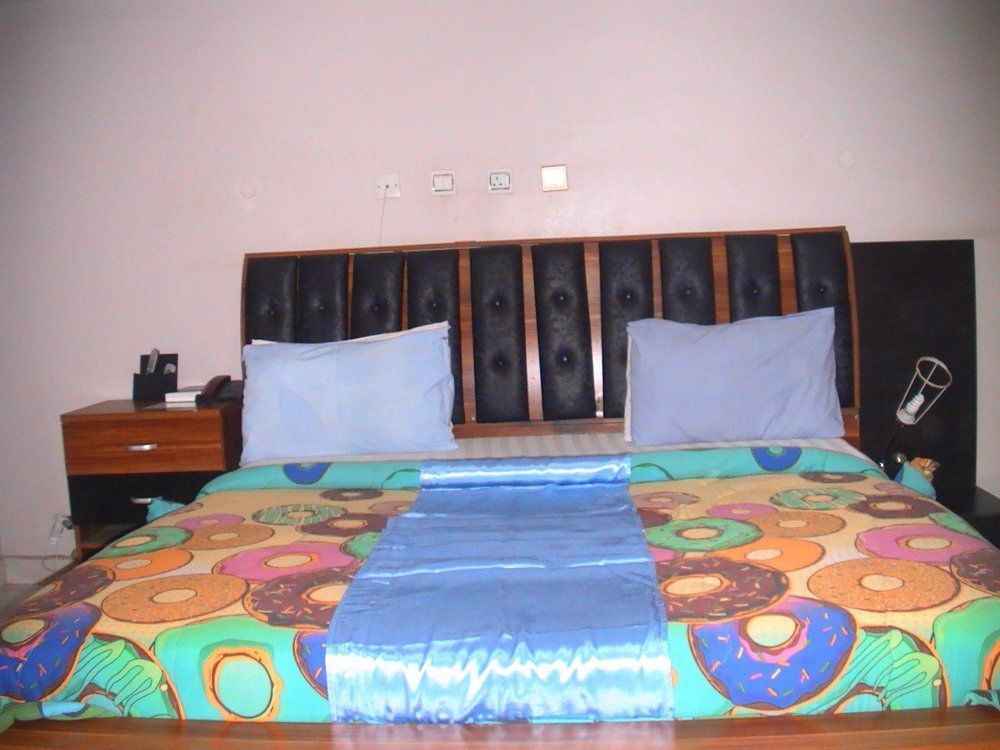 Dublina Suites Festac Town Buitenkant foto