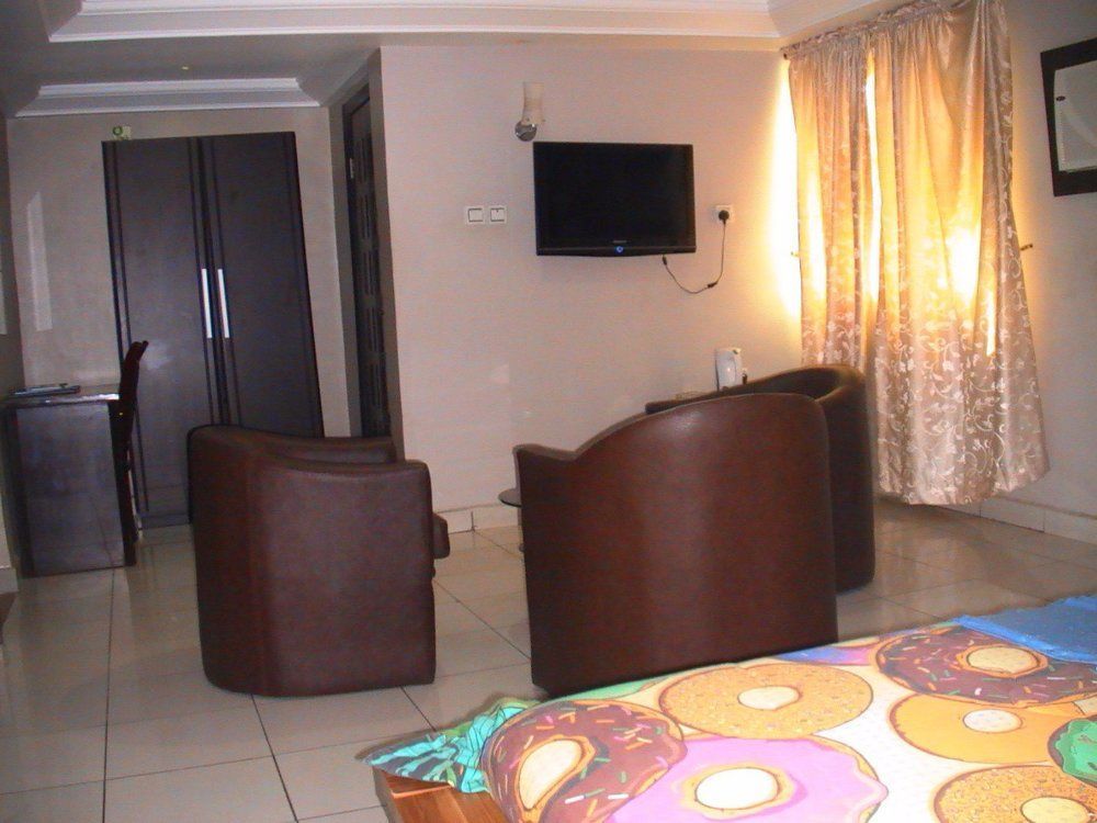 Dublina Suites Festac Town Buitenkant foto