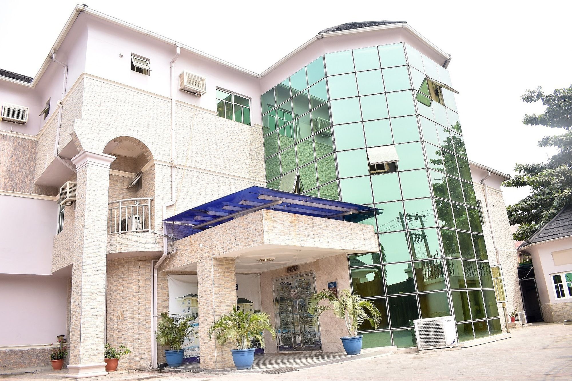 Dublina Suites Festac Town Buitenkant foto