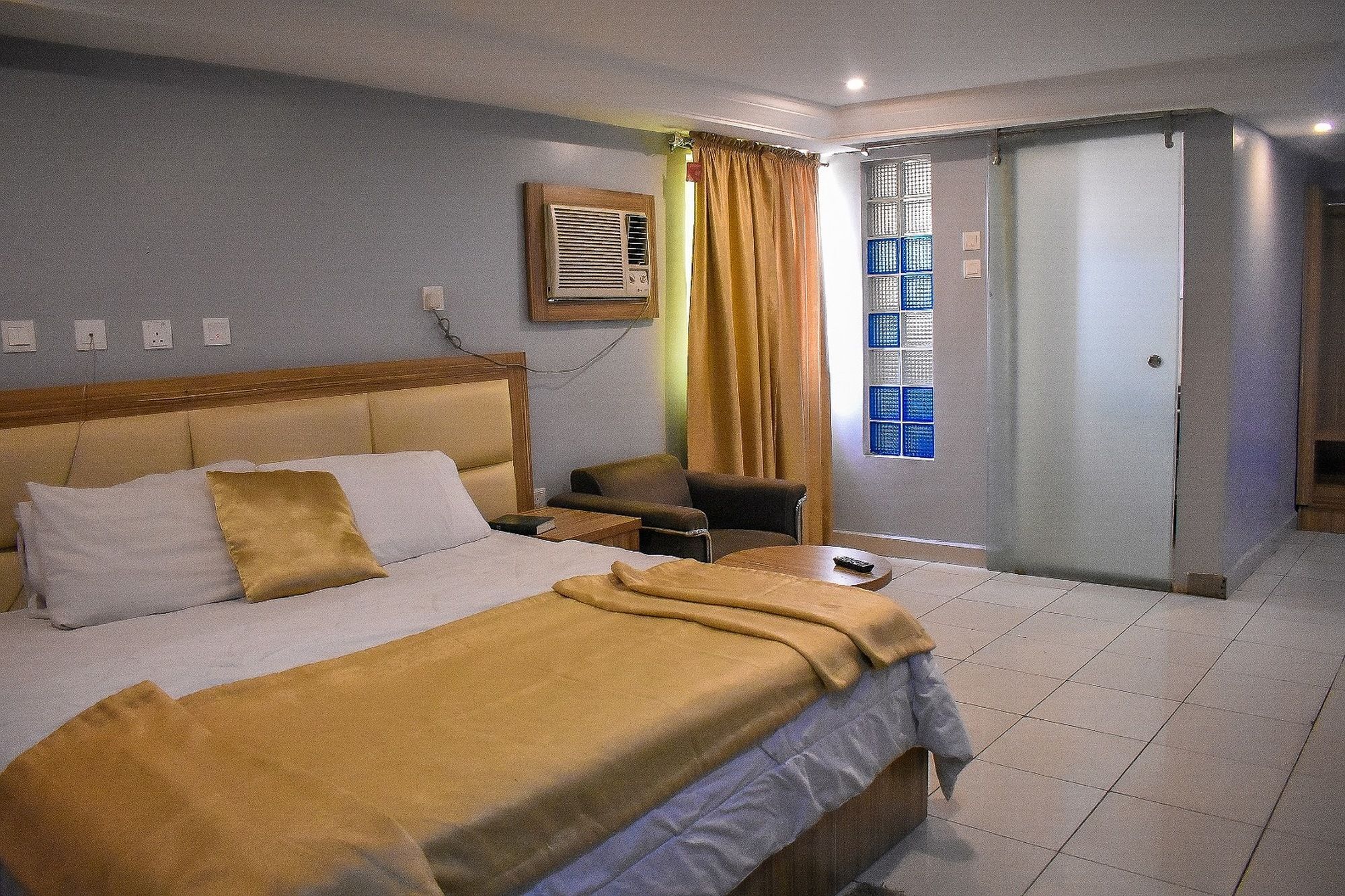 Dublina Suites Festac Town Buitenkant foto